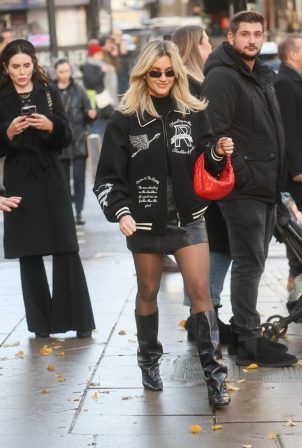 Ashley Roberts - Christmas shopping in Oxford street