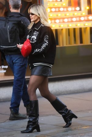 Ashley Roberts - Stepping out in Oxford Street for a spot of retail therapy in London