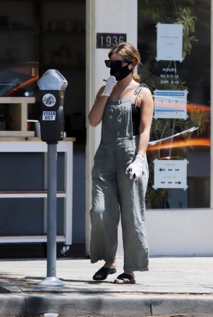 Ashley Tisdale - Grabbing a coffee in Los Angeles