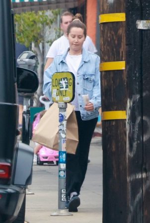 Ashley Tisdale - Picks up lunch to-go in Los Feliz