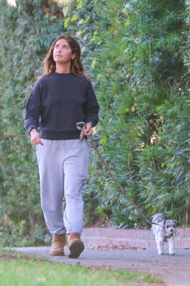 Index of /wp-content/uploads/photos/ashley-tisdale/seen-in-sweatpants ...