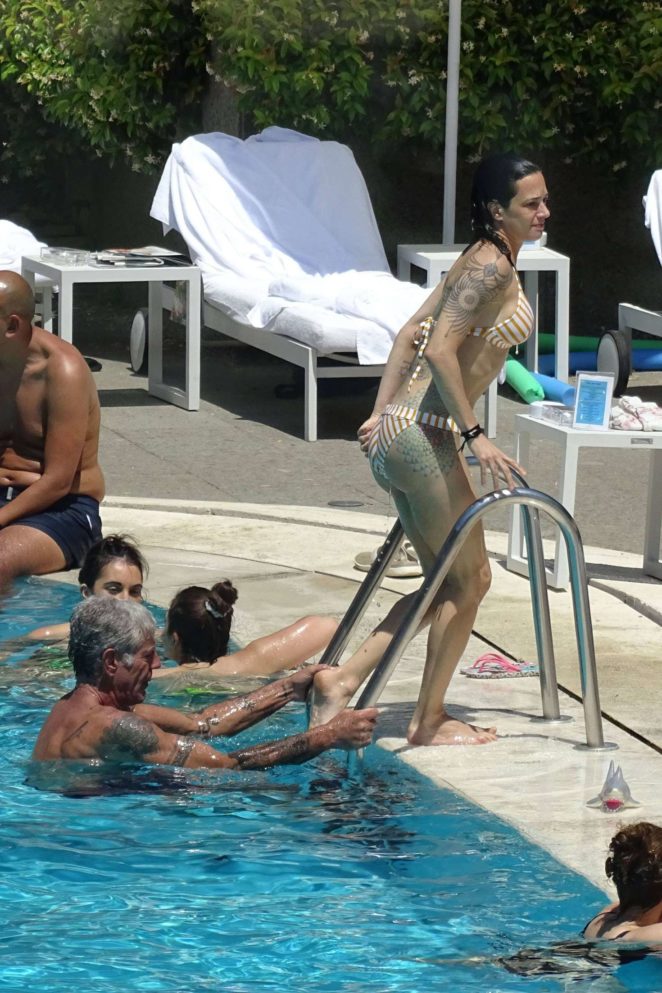 Asia-Argento:-Bikini-Candids-at-the-hotel-swimming-pool-in-Rome-03-662x993.jpg