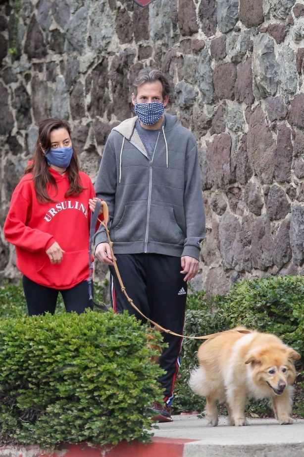 Aubrey Plaza and Jeff Baena - Spotted while walking their dogs