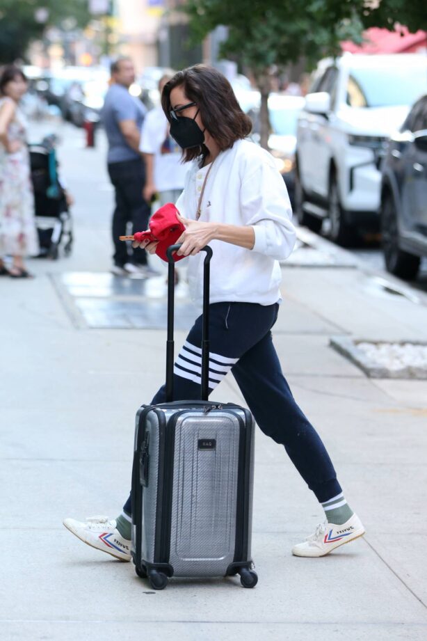 Aubrey Plaza - Checking into the Crosby hotel in New York