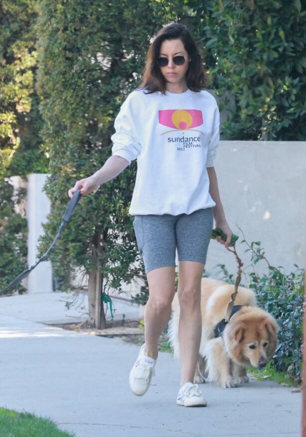 Aubrey Plaza - Out for a stroll in Los Angeles