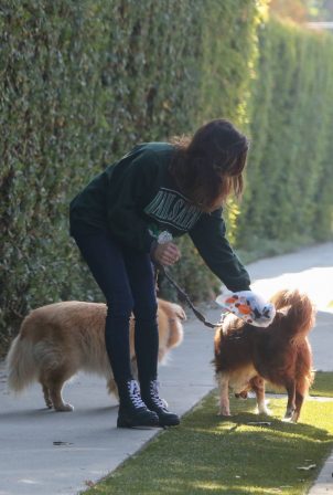 Aubrey Plaza - Out with her dogs in Los Angeles