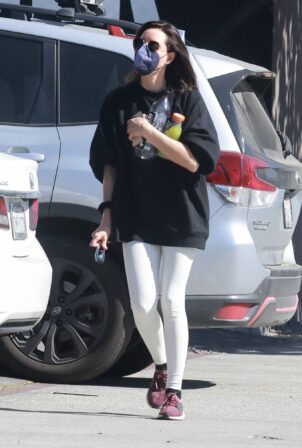 Aubrey Plaza - Picks up food for her rescue dogs in Los Angeles