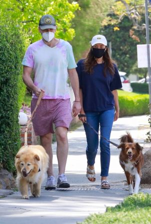 Aubrey Plaza - With Jeff Baena bring their dogs out for a walk in Los Angeles