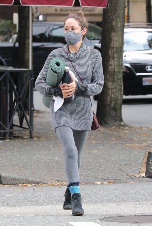 Autumn Reeser - Out for a yoga class in Vancouver