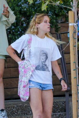 Ava Phillippe - Seen with her friend at Coral Tree Cafe in Brentwood