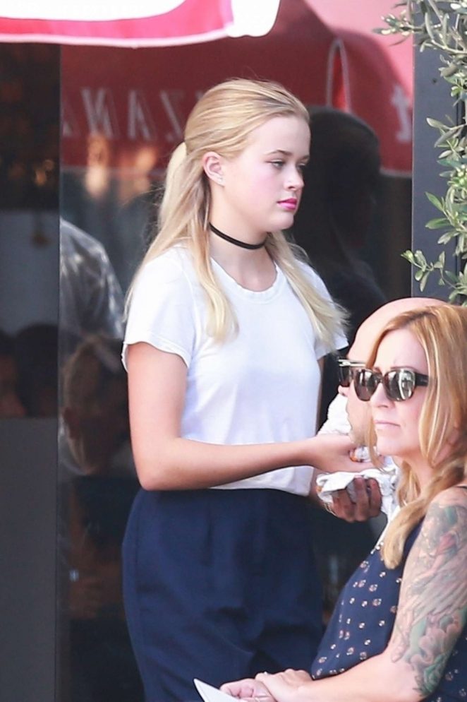 Ava Phillippe working as a hostess at Pizzana Pizza in Brentwood