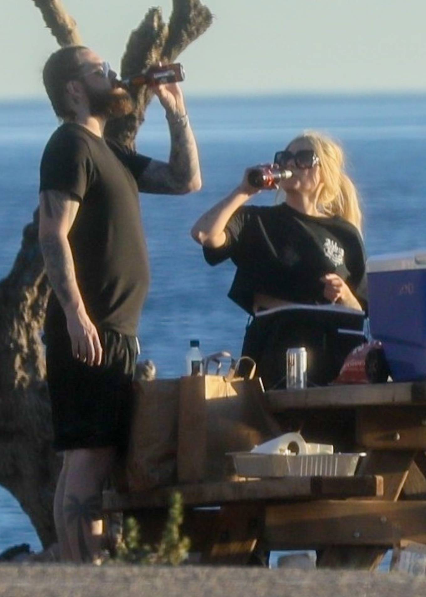 Avril Lavigne 2022 : Avril Lavigne -Fishing with friends off the coast in Malibu-06
