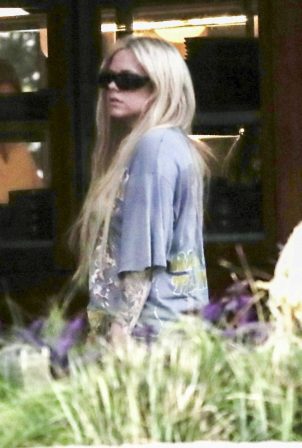 Avril Lavigne - Is seen at the Soho House in Malibu