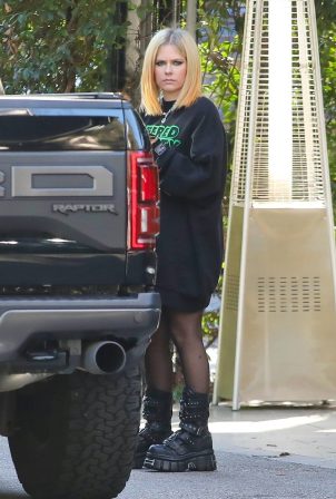 Avril Lavigne - Leaves her ride at the Hotel Bel-Air