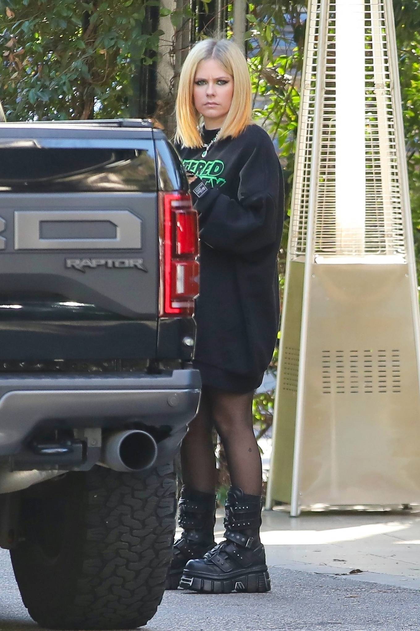 Avril Lavigne - Leaves her ride at the Hotel Bel-Air