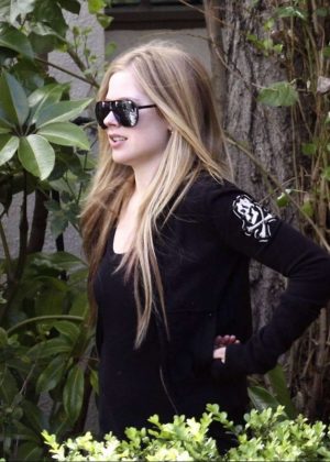 Avril lavigne - Leaving a Studio in Los Angeles