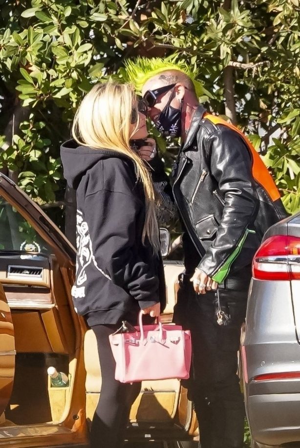 Avril Lavigne - Lunch candids at Soho House in Malibu