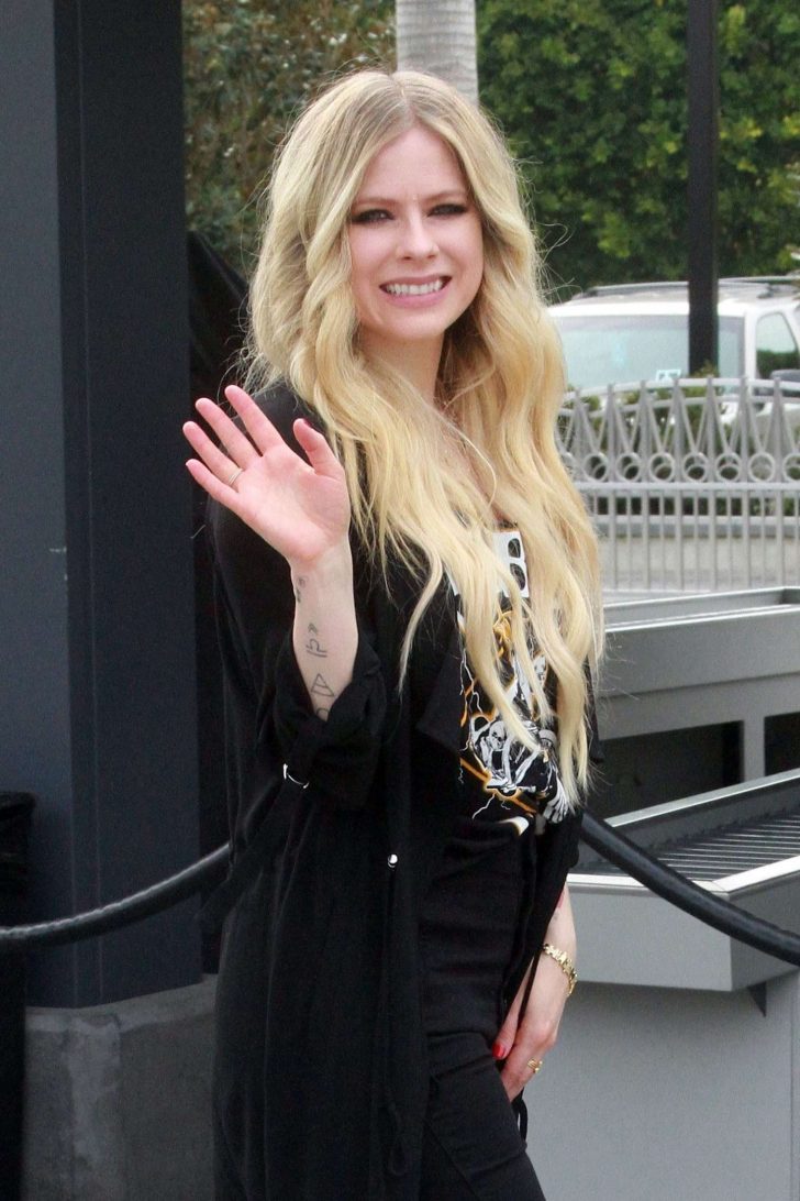 Avril Lavigne on Extra in Universal City