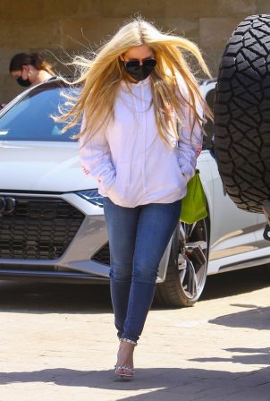 Avril Lavigne - Out for a lunch at the Soho House in Malibu