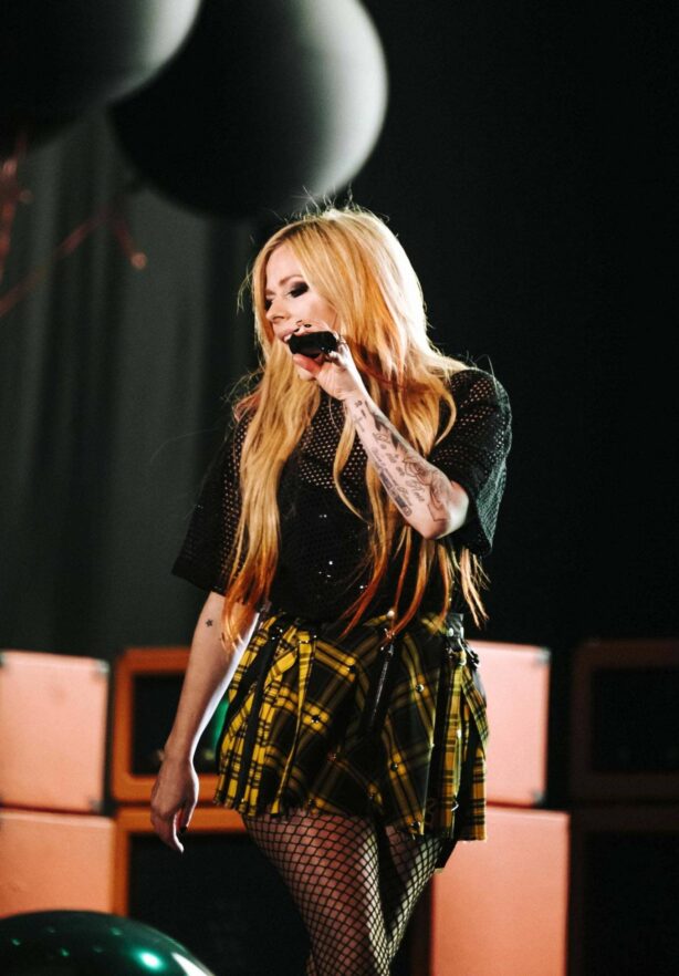 Avril Lavigne - Performs Live at Arena Perú in Lima