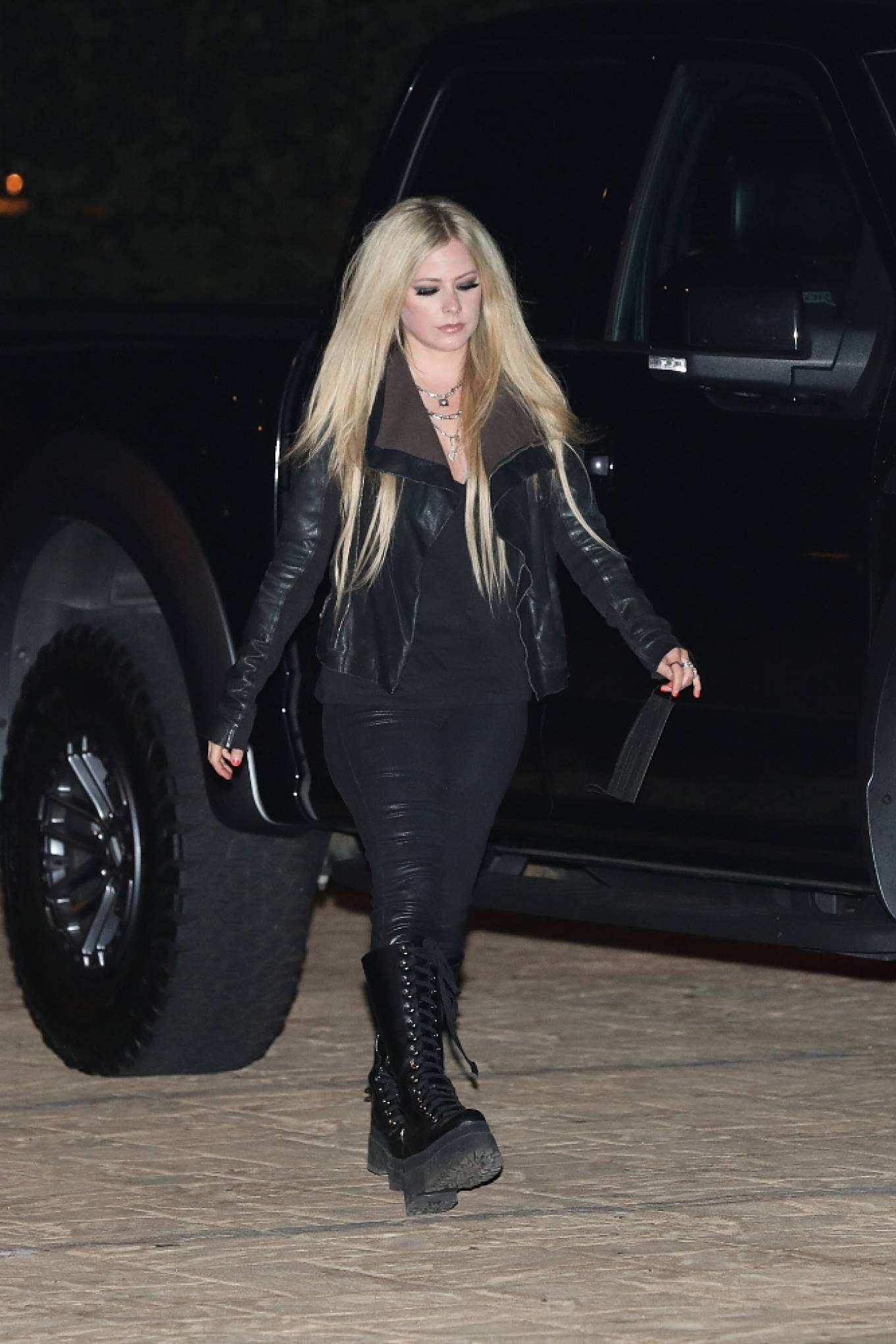Avril Lavigne 2021 : Avril Lavigne – Seen at McDonalds in Malibu-02
