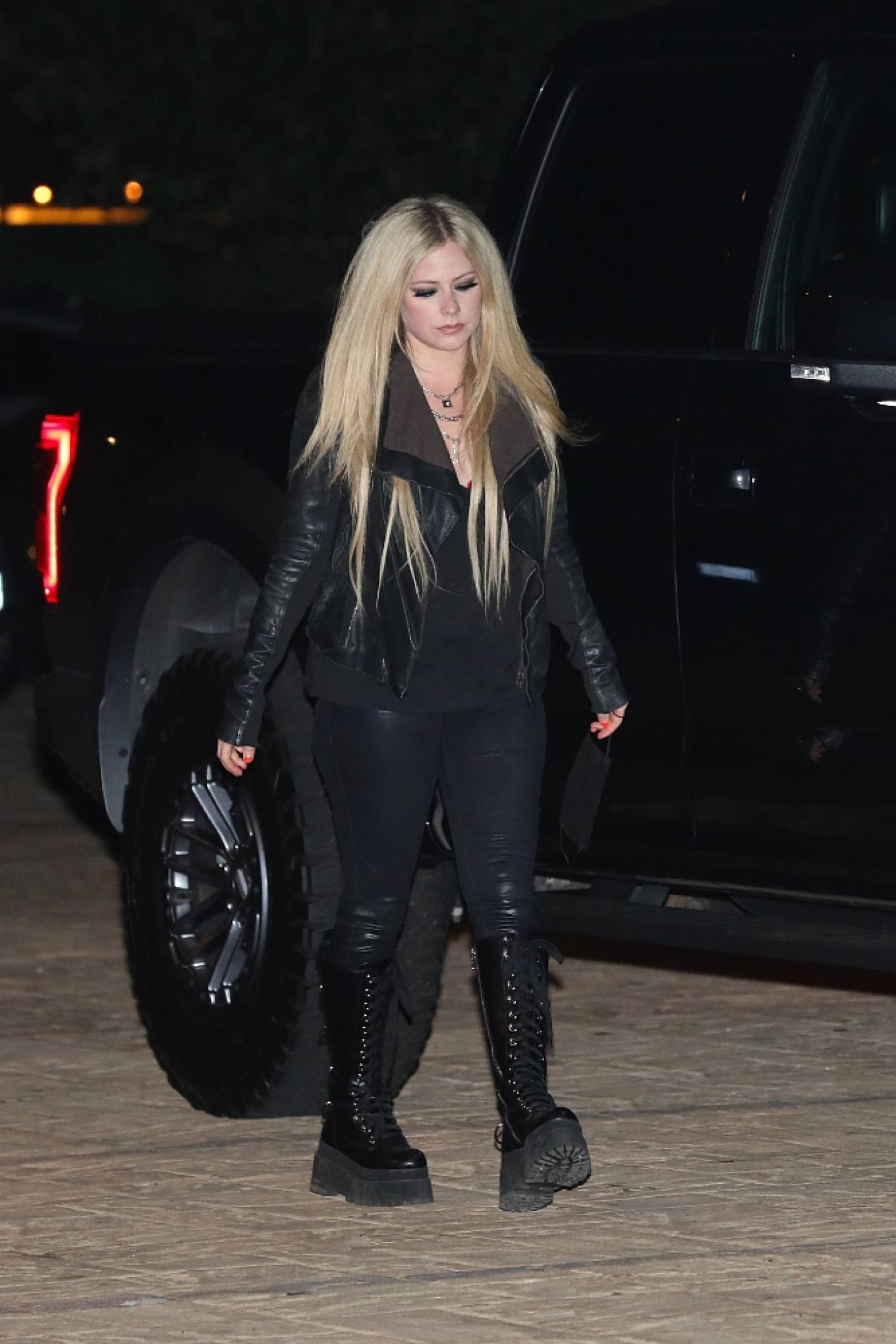 Avril Lavigne 2021 : Avril Lavigne – Seen at McDonalds in Malibu-09