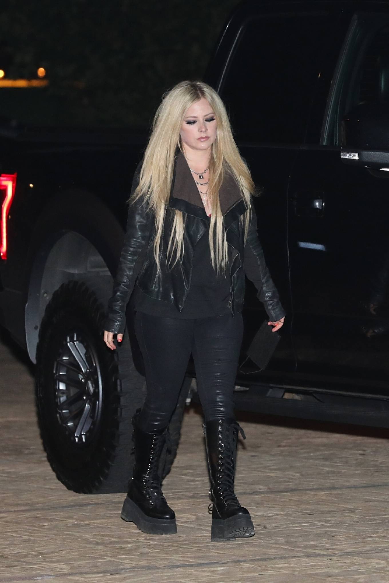 Avril Lavigne 2021 : Avril Lavigne – Seen at McDonalds in Malibu-12