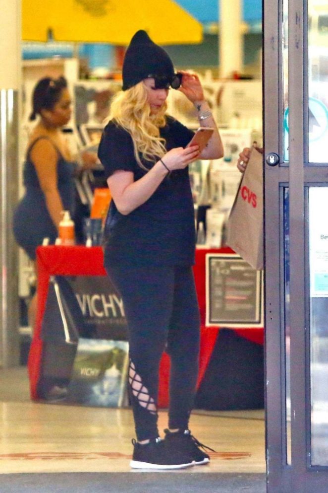 Avril Lavigne - Shopping in Malibu