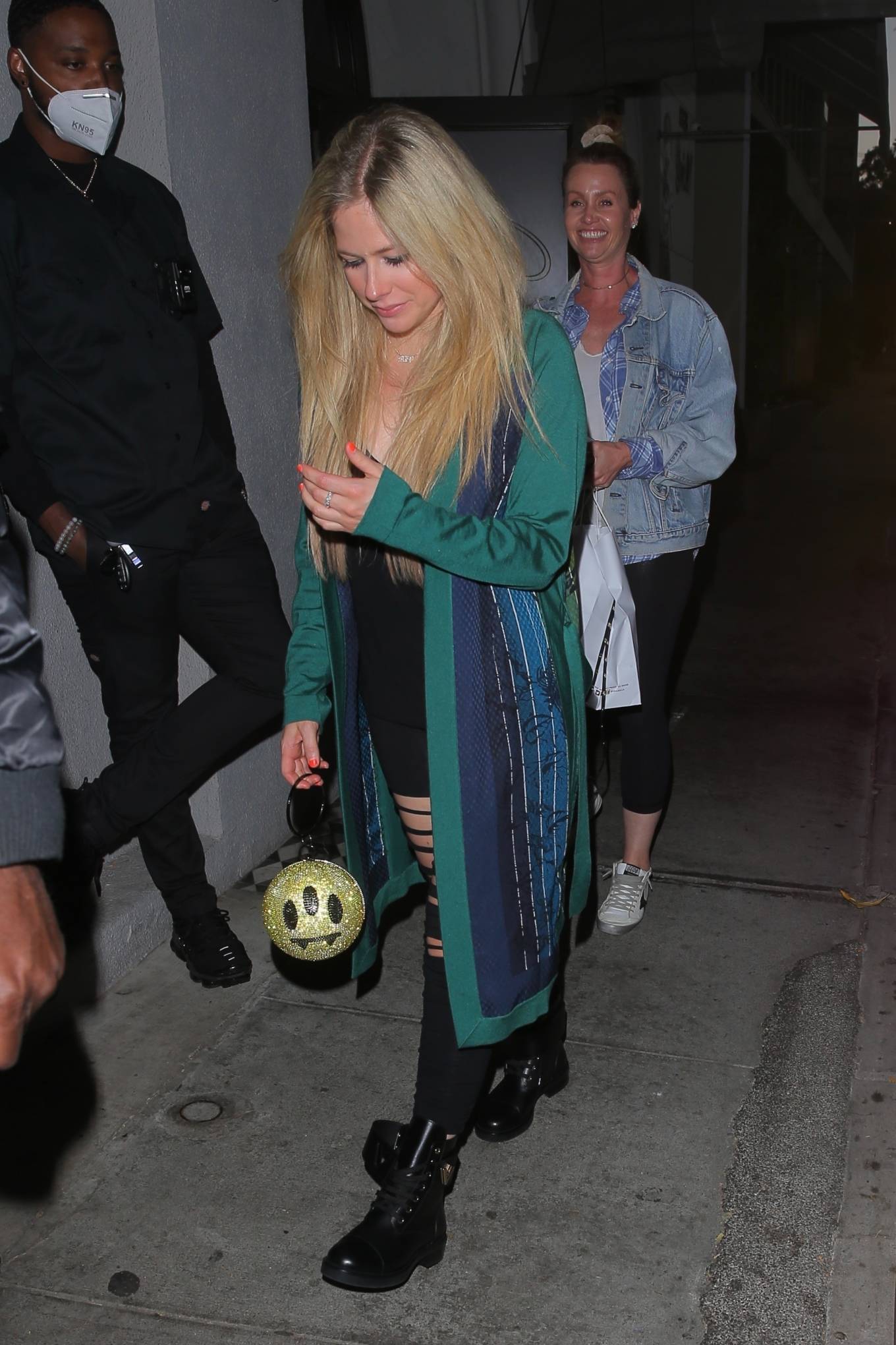 Avril Lavigne 2021 : Avril Lavigne – Spotted leaving dinner at Craigs in West Hollywood-02