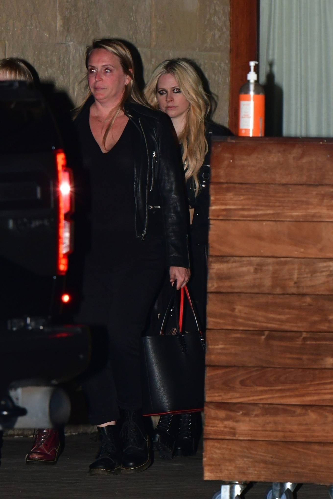 Avril Lavigne - Spotted with her mom at Soho House in Malibu