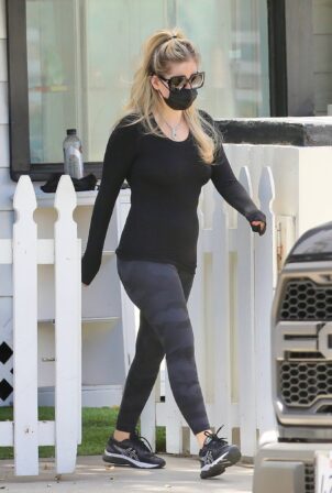 Avril Lavigne – With face mask stop at a Crystals