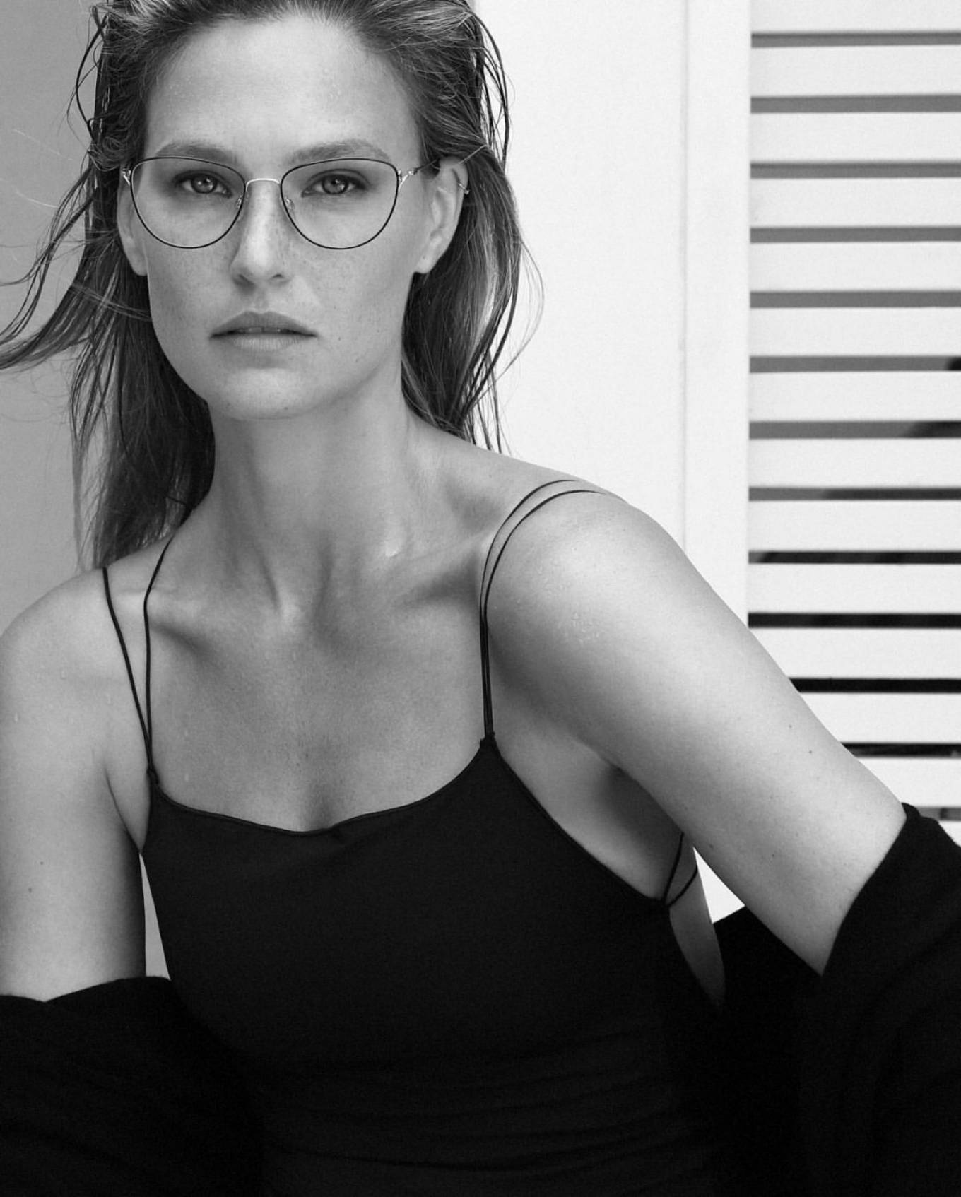 Bar Refaeli - Carolina Lemke Glasses (October 2020)