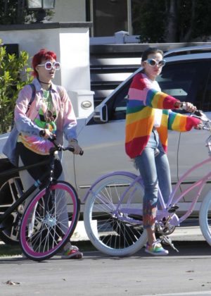 Bella and Dani Thorne - Going for a bike ride in Los Angeles