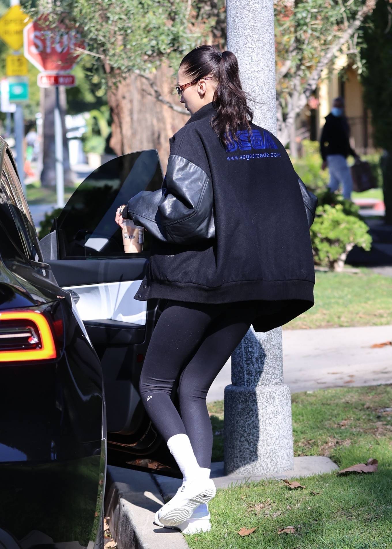Kendall Jenner 2022 : Bella Hadid and Kendall Jenner – seen arriving to her pilates class in Los Angeles-31
