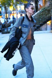 Bella Hadid - Arrive at Gigi's apartment in New York