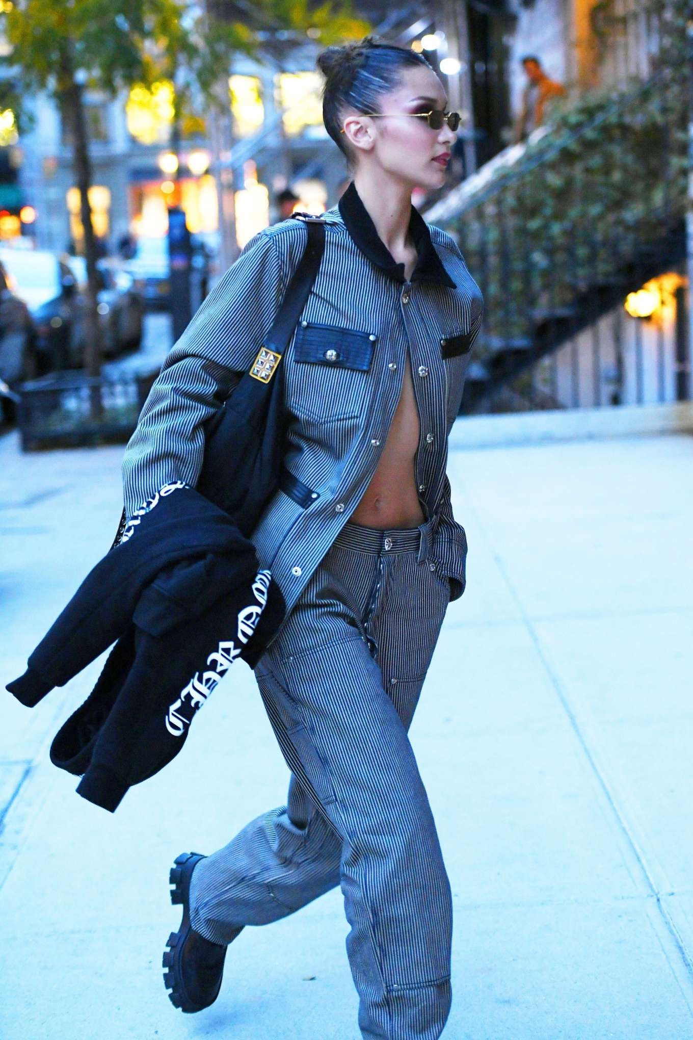 Bella Hadid Arrive At Gigi S Apartment In New York Gotceleb