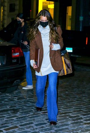 Bella Hadid - arrives at her apartment in New York