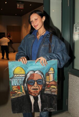 Bella Hadid - Receives a painting of her dad in New York