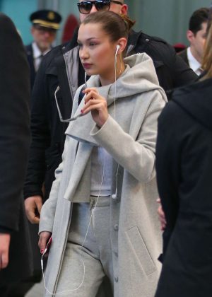 Bella Hadid - Visits a electronic cigarette store in Milan