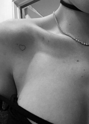 Bella Thorne - Gets a New Tattoo