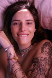 Bella Thorne - Shows her Tattoo