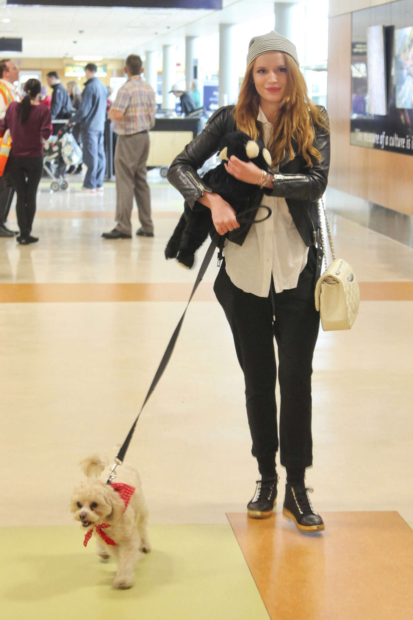 Bella Thorne 2015 : Bella Thorne: Victoria Island Airport -11