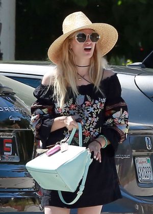 Beth Behrs out for lunch in Ojai