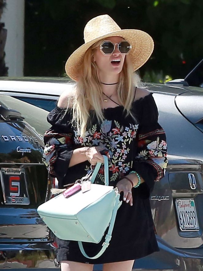 Beth Behrs out for lunch in Ojai