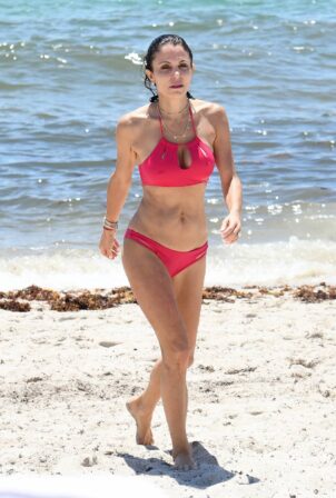 Bethenny Frankel - In pink bikini hits the beach in Miami