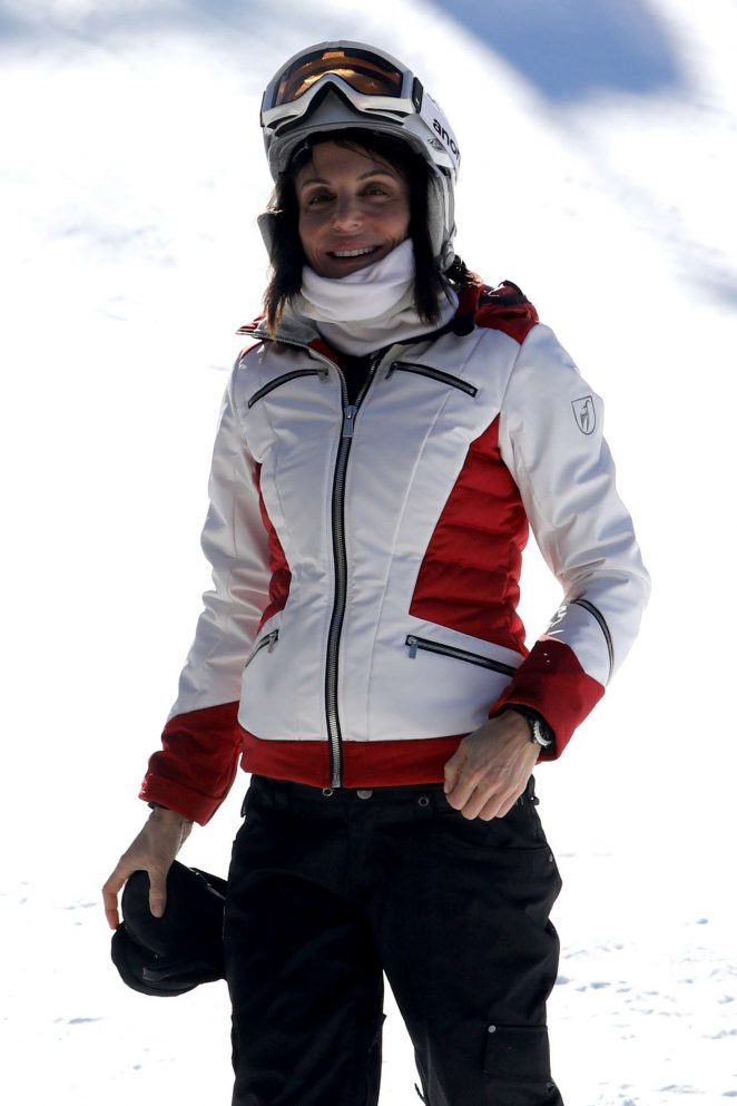 Bethenny Frankel - Snowboarding in Aspen