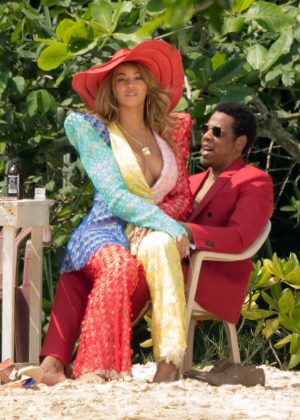 Beyonce and Jay-Z look - Filming 'Crazy in love' on the beach in Jamaica