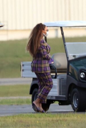 Beyonce - Is spotted arriving at the heliport in The Hamptons