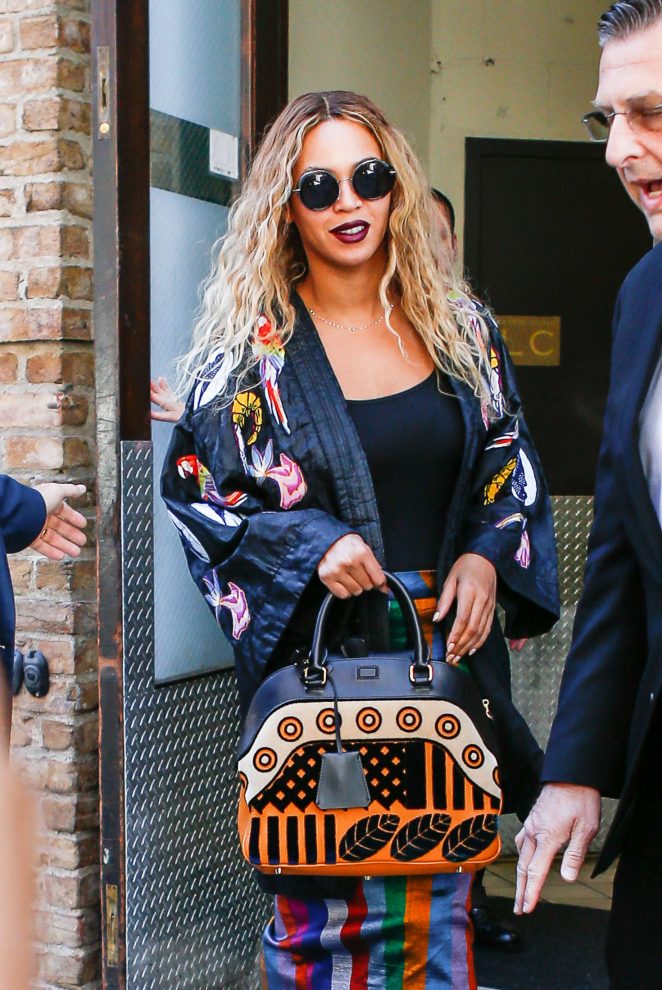 Beyonce - Leaving her hotel in New York City