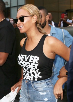 Beyonce in Ripped Jeans Out in NYC